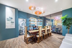 المنشأة من الداخل