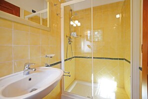 Douche, bidet, serviettes fournies