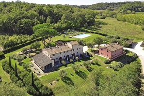 A large estate with a swimming pool, multiple buildings, and well-maintained gardens. - Francigena 9, Castelfiorentino, Italy (Castelfiorentino)