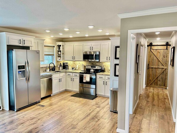 Mikrovågsugn, ugn, spishäll och diskmaskin