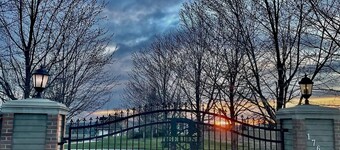 Country Green Bluff Carriage House with fire pit and pickleball, north Spokane