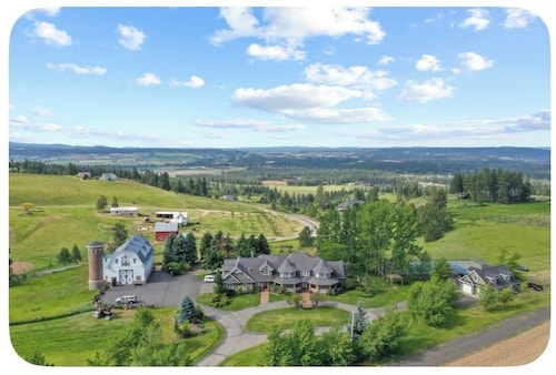 Country Green Bluff Carriage House with fire pit and pickleball, north Spokane