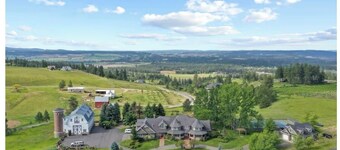 Country Green Bluff Carriage House with fire pit and pickleball, north Spokane