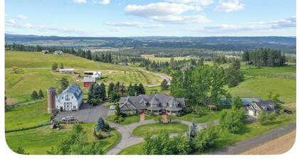 Country Green Bluff Carriage House with fire pit and pickleball, north Spokane