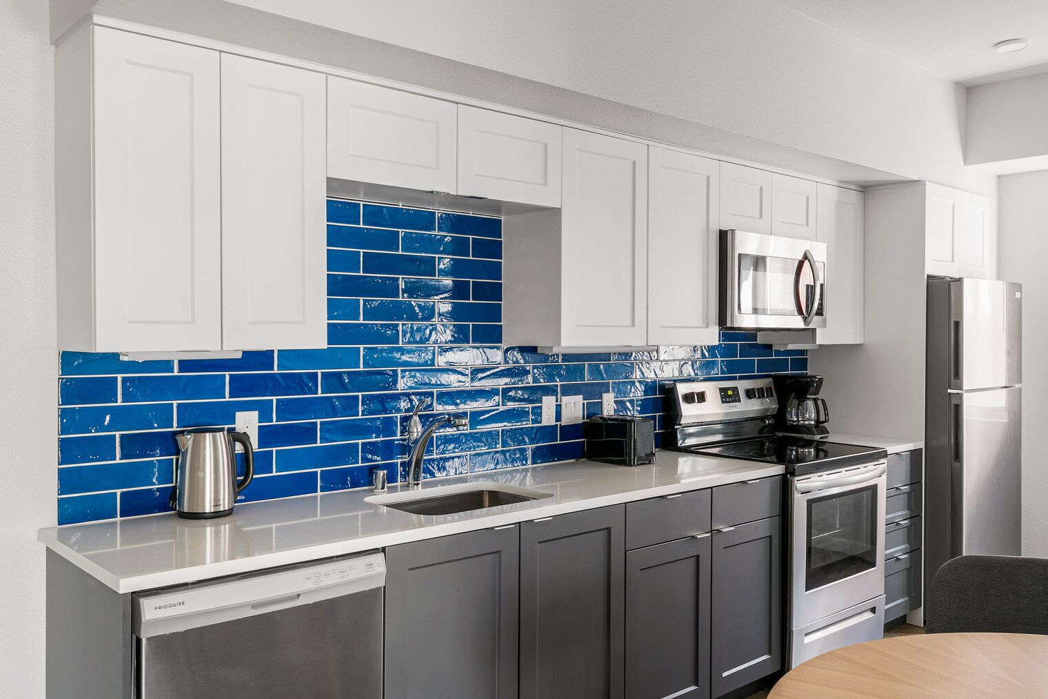 雪櫃、微波爐、焗爐、洗碗機