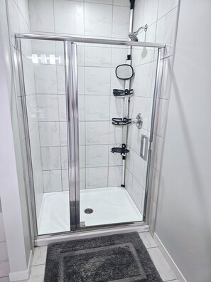 Shower, hair dryer, towels, soap - Cozy on Howse Crescent (15 minutes from Calgary International Airport) (Calgary)