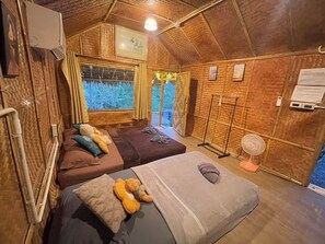 Kolmen hengen perushuone, näköala mäelle (Air conditioning) | Ilmainen Wi-Fi