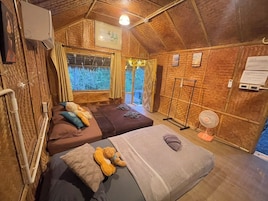 Quarto triplo básico, vista para a colina (Air conditioning) | Wi-Fi de cortesia