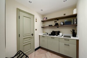 Studio (Standard Studio)