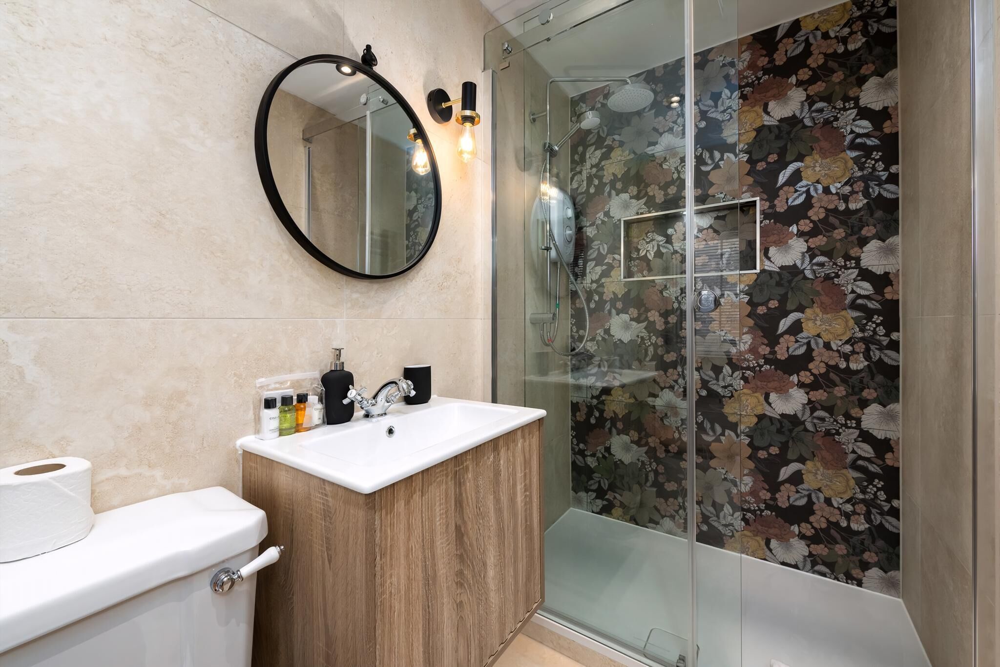 Appartamento (Superior Studio) | Bagno | Doccia, sapone, carta igienica