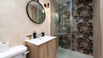 Appartamento (Superior Studio) | Bagno | Doccia, sapone, carta igienica