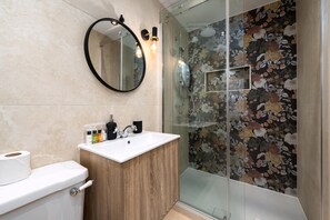 Apartment (Superior Studio) | Bathroom | Shower, soap, toilet paper - Guestready - The Euston Hotel (London)