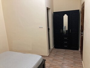1 bedroom, internet, bed sheets - Quiet, Secure Apartment Near Beach (Lomé)