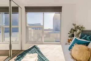 2 عدّة غرف نوم ومكتب ومكواة/لوح كي وسرير سفر