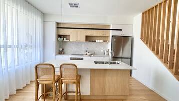 Een koelkast, een microgolfoven, een oven, een kookplaat