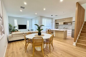Interior - Sandbar on Moseley/3BR/WiFi/Netflix/400m to beach (Henley Beach South)