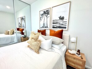 3 slaapkamers, een bureau, een strijkplank/strijkijzer, reisbedje