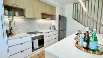 Kühlschrank, Mikrowelle, Ofen, Herdplatte