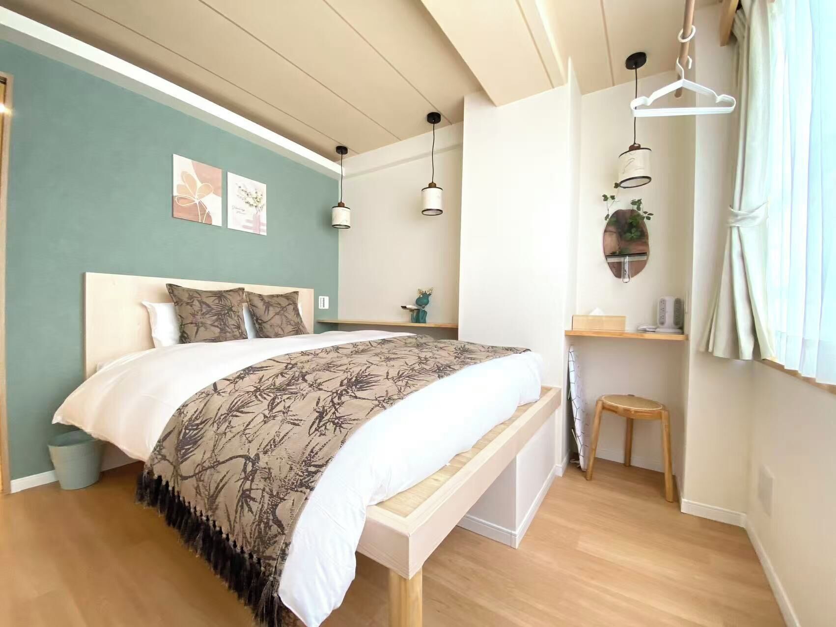 Tabla de planchar con plancha, wifi gratis, ropa de cama