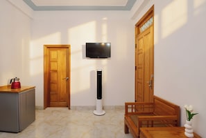 Habitación básica doble de uso individual, para no fumadores | Minibar, escritorio, insonorización y wifi gratis 