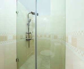 Luxury Double Room | Bathroom | Shower, hair dryer, slippers, towels - HANAH HOTEL (Da Lat)