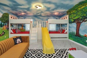 Room - Disney Decorated Home 8Min to Disneyworld Pool/Spa Sleeps 22 Stl104 (Kissimmee)
