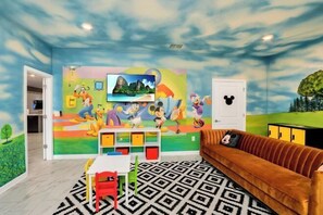 Room - Disney Decorated Home 8Min to Disneyworld Pool/Spa Sleeps 22 Stl104 (Kissimmee)