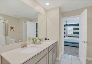 Room - Disney Decorated Home 8Min to Disneyworld Pool/Spa Sleeps 22 Stl104 (Kissimmee)