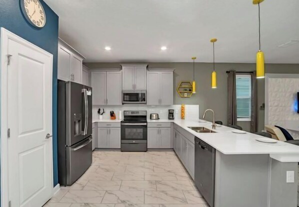 Room - Disney Decorated Home 8Min to Disneyworld Pool/Spa Sleeps 22 Stl104 (Kissimmee)