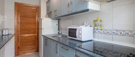 Frigorífico, microondas, horno y placa de cocina