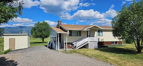 Snowmobilers' Paradise! Large home, 1 acre, spacious parking, close to trails.