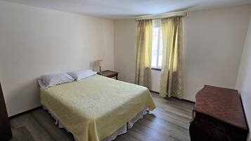 5 bedrooms, iron/ironing board, free WiFi, bed sheets