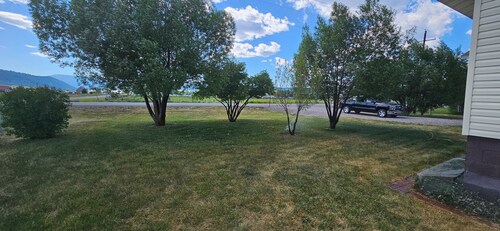 Snowmobilers' Paradise! Large home, 1 acre, spacious parking, close to trails.