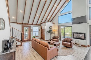 TV, fireplace - LAGO LA CASA~ on Famous Lake Granbury TX (Granbury)