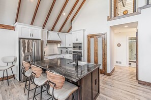 Microwave, oven, stovetop, dishwasher - LAGO LA CASA~ on Famous Lake Granbury TX (Granbury)