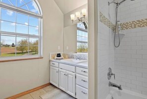Shower, hair dryer, towels, soap - Incredible 5-bedroom GreenBluff view estate & resort w/hot tub, pickleball, pool (Colbert)