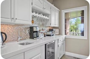 ثلاجة، ميكروويف، فرن، موقد طهي مسطح