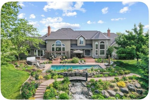 Incredible 5-bedroom GreenBluff view estate & resort w/hot tub, pickleball, pool