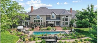 Incredible 5-bedroom GreenBluff view estate & resort w/hot tub, pickleball, pool