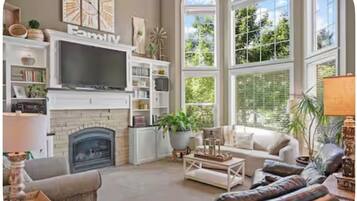 Smart TV, chimenea, videojuegos y reproductor de DVD