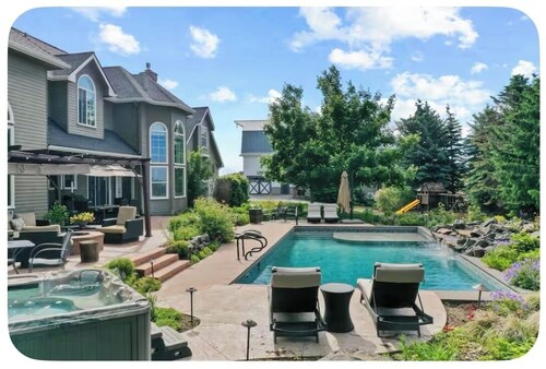 Incredible 5-bedroom GreenBluff view estate & resort w/hot tub, pickleball, pool