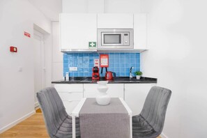 Private kitchen - NEW! Cozy Studio, 2 min walk to Douro River, w/AC (Vila Nova de Gaia)