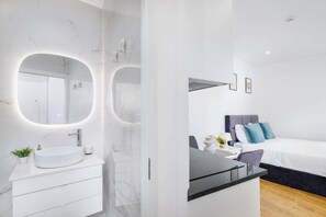 Bathroom - NEW! Cozy Studio, 2 min walk to Douro River, w/AC (Vila Nova de Gaia)