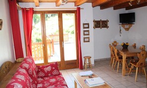 Living area - 4 Rooms, Sleeps 6, 3-star, South-east Facing (Valloire)