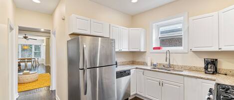 雪櫃、微波爐、焗爐、爐具