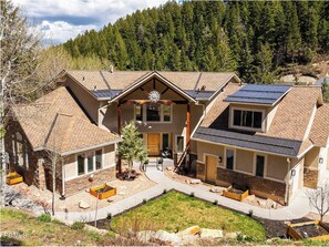 Exterior - Tremendous, Cozy 5-bedroom house nestled in nature, close to most major resorts! (Park City)