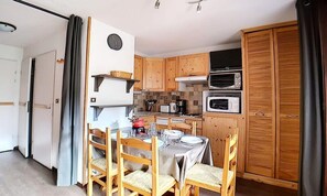 Microwave, oven, dishwasher, coffee/tea maker - Apartment in Bruyeres by Ski Slopes (Les Belleville)