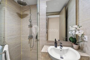 Apartment, 1 Schlafzimmer, Meerblick | Badezimmer | Dusche, kostenlose Toilettenartikel, Haartrockner, Bidet