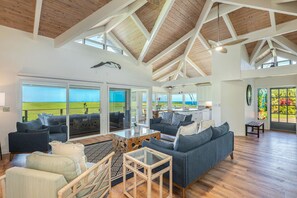TV - Hale Wale: Fully updated 3/3 Princeville perfection with unbeatable views (Princeville)