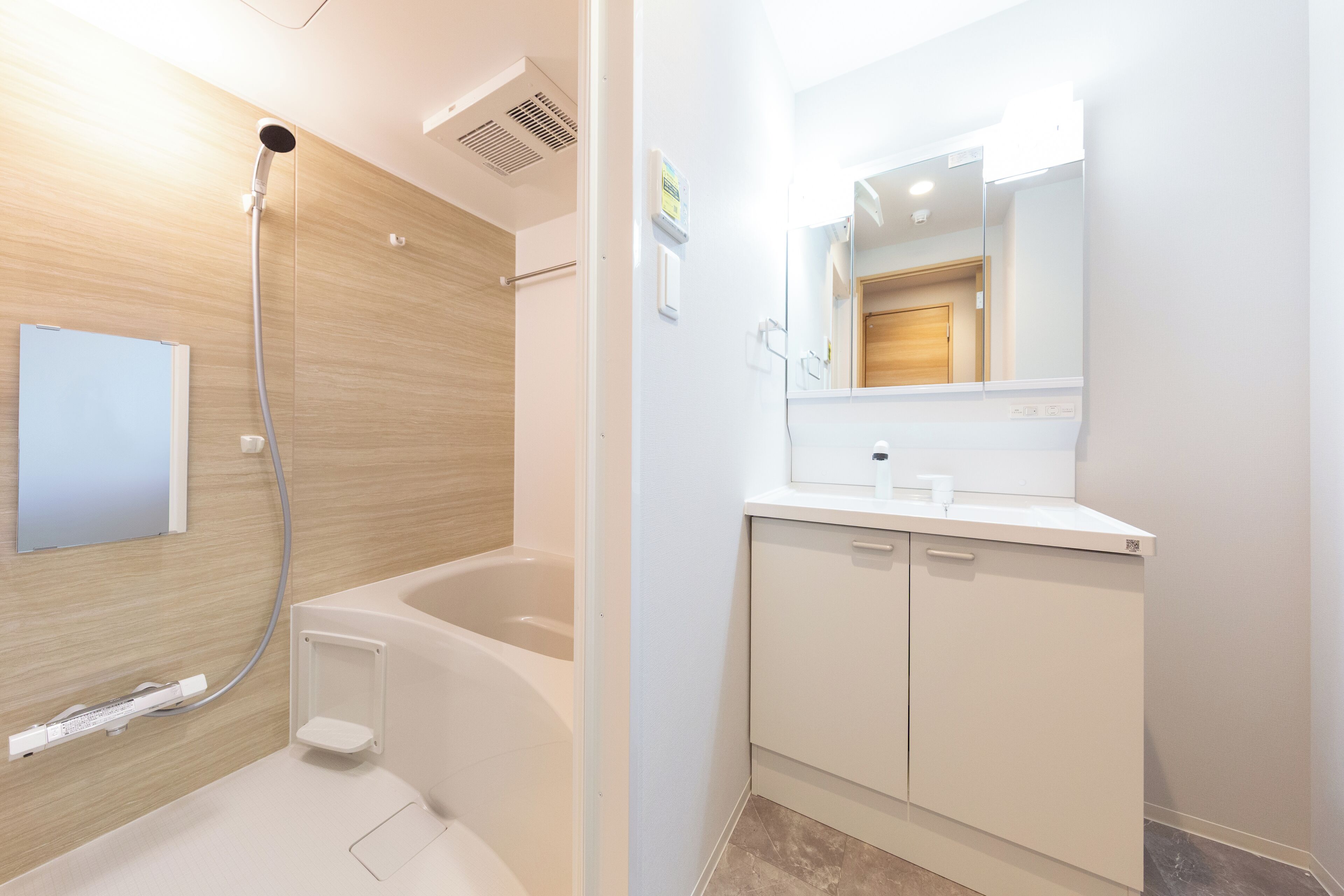 Habitación triple superior | Baño | Bañera y ducha independientes y artículos de higiene personal gratuitos